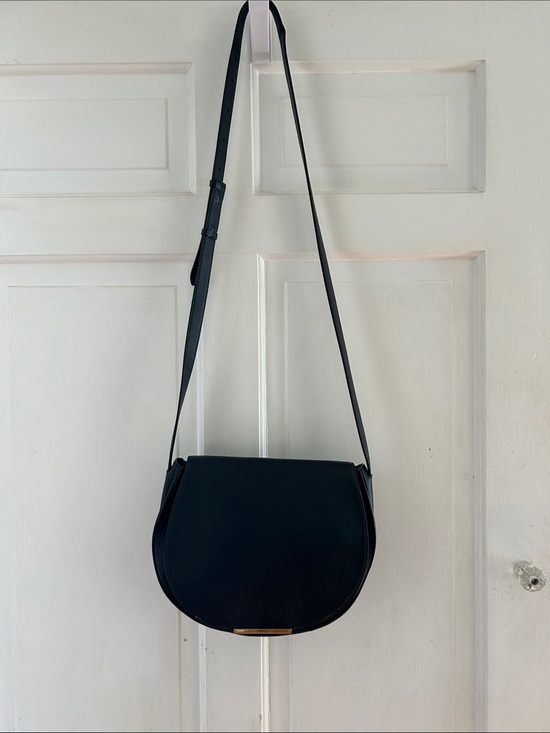 Cuyana Handbags - Cuyana Black Leather Saddle Crossbody Bag